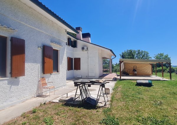 casa indipendente in vendita a Pesaro in zona Fabbrecce