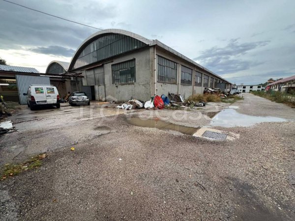 locale commerciale in vendita a Pesaro in zona Villa Fastiggi