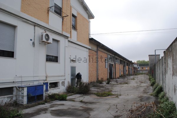 locale commerciale in vendita a Pesaro