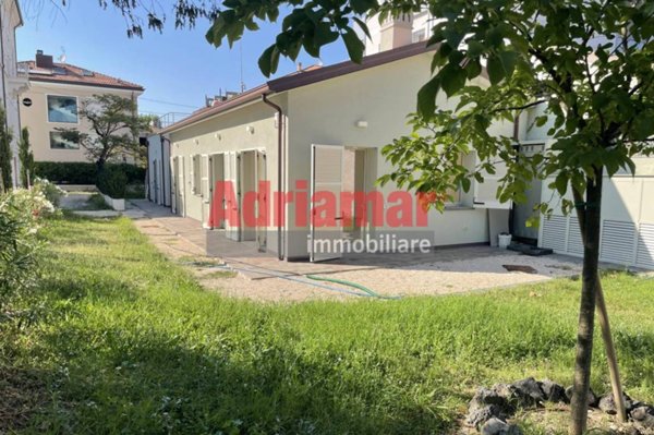 casa indipendente in vendita a Pesaro in zona Mare