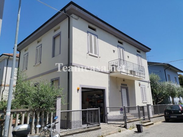 casa indipendente in vendita a Pesaro in zona Fabbrecce