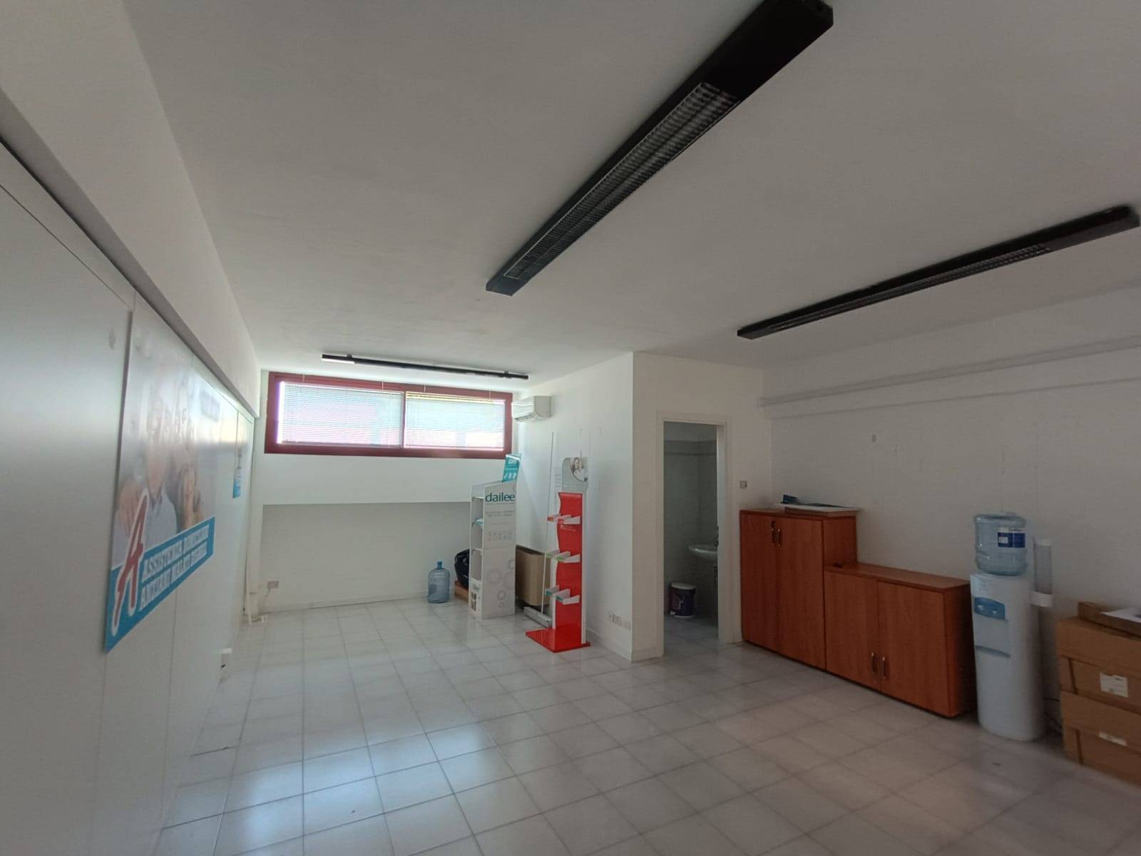 ufficio in vendita a Pesaro in zona Pantano