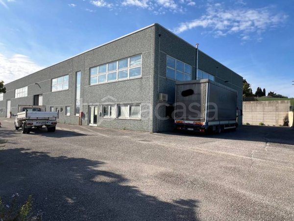 locale commerciale in vendita a Pesaro in zona Case Bruciate
