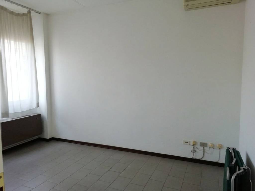 ufficio in vendita a Pesaro in zona Cattabrighe