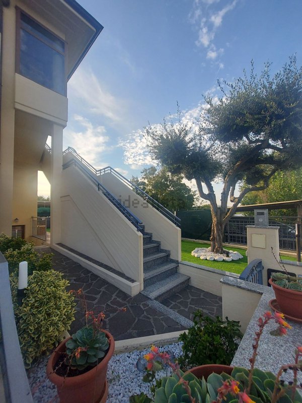 casa indipendente in vendita a Pesaro in zona Villa Ceccolini