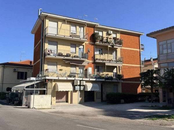 intera palazzina in vendita a Pesaro in zona Soria