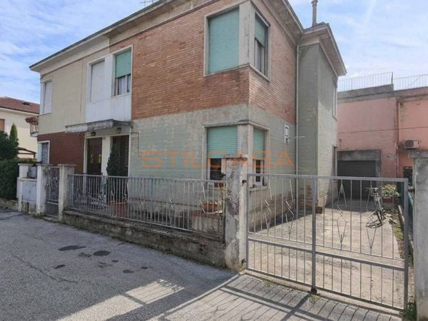 casa indipendente in vendita a Pesaro in zona Loreto