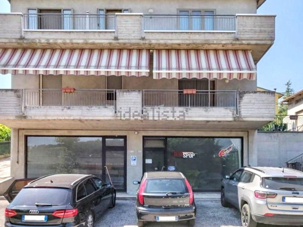 negozio in vendita a Petriano in zona Gallo