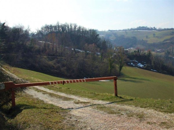 casale in vendita a Petriano in zona Gallo