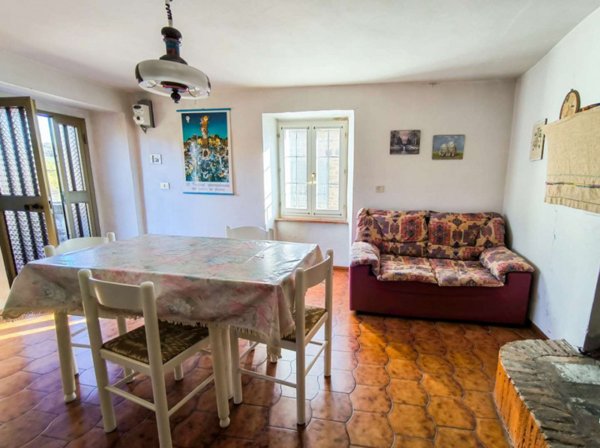 casa indipendente in vendita a Piandimeleto in zona Cavoleto