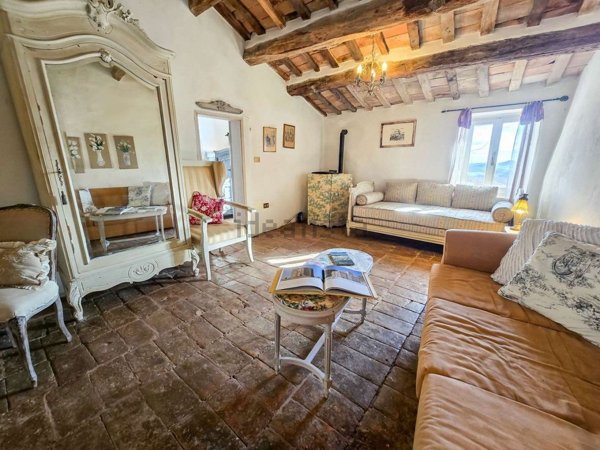 casa indipendente in vendita a Piandimeleto in zona Cavoleto