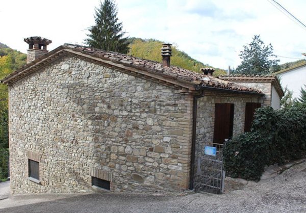 casa indipendente in vendita a Piandimeleto in zona Cavoleto