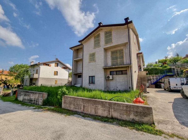casa indipendente in vendita a Pietrarubbia in zona Mercato Vecchio