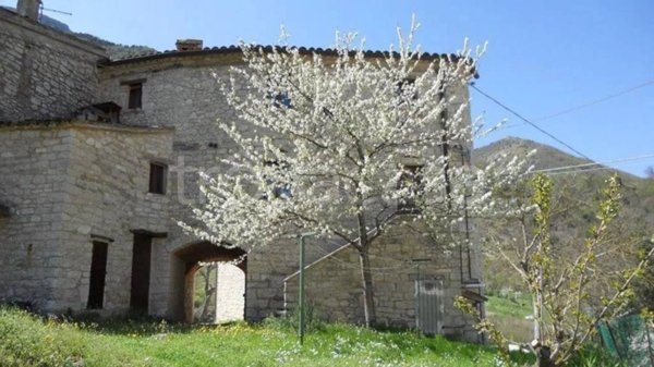 casa indipendente in vendita a Piobbico