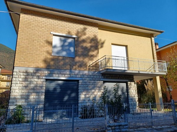 casa indipendente in vendita a Piobbico in zona Piano