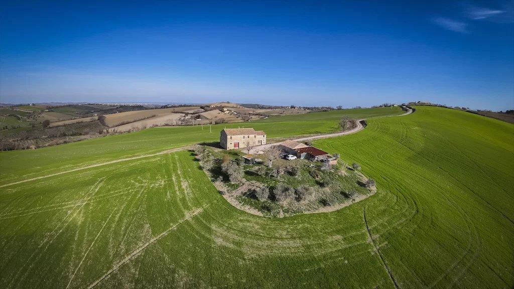 casale in vendita a San Costanzo