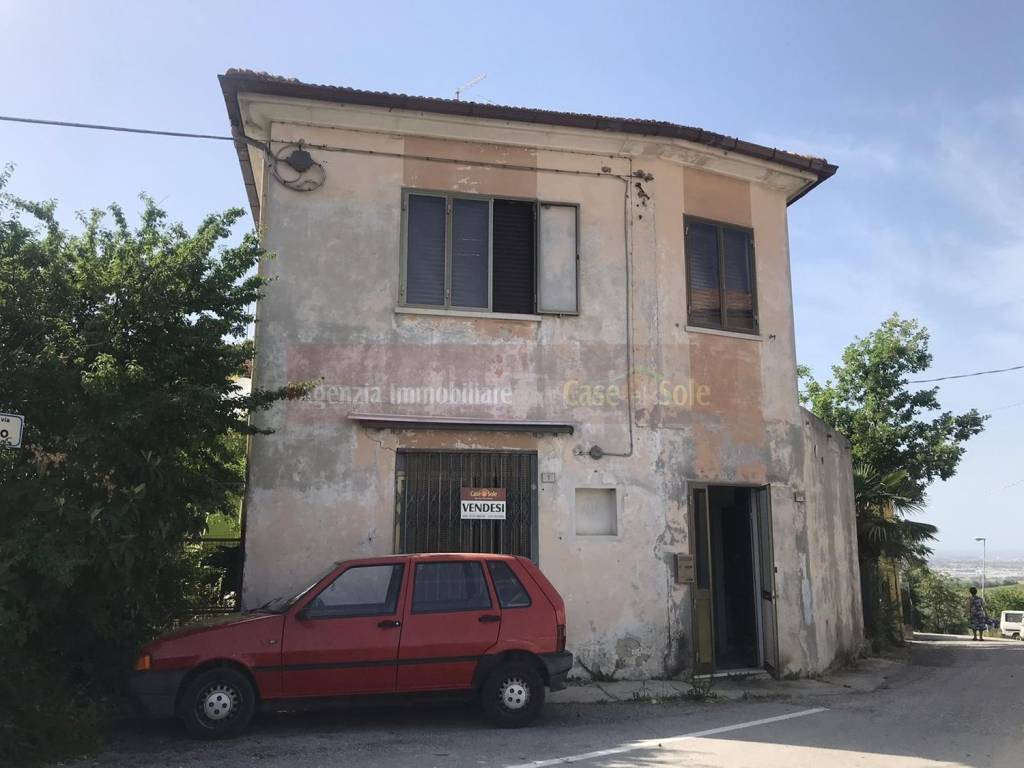 casa indipendente in vendita a San Costanzo in zona Cerasa