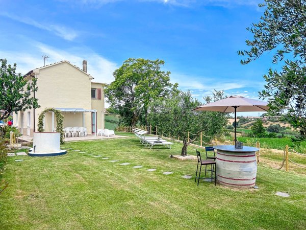 pentavano in vendita a San Costanzo