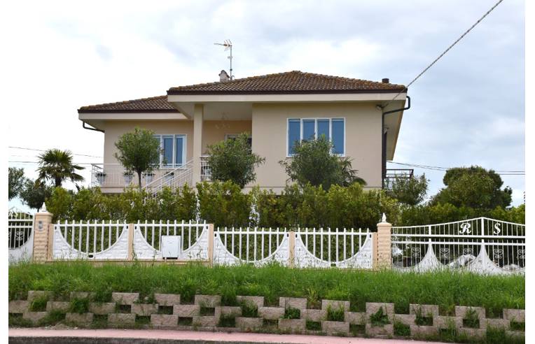 casa indipendente in vendita a San Costanzo