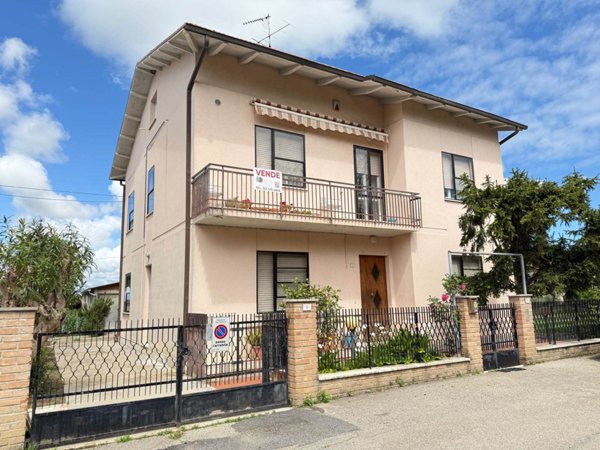 casa indipendente in vendita a San Costanzo