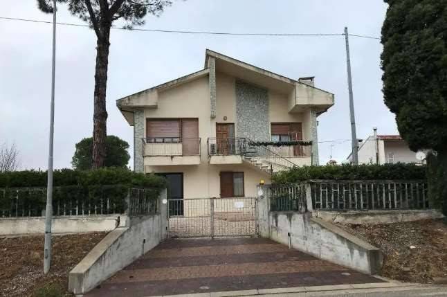 casa indipendente in vendita a San Costanzo
