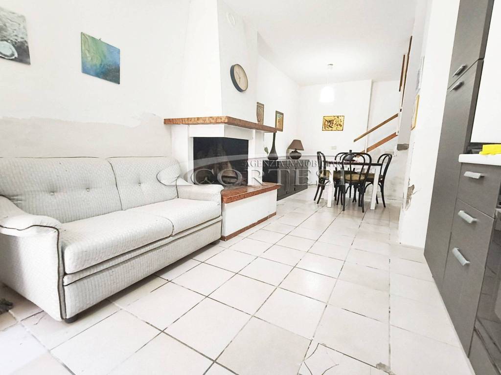 casa indipendente in vendita a San Costanzo in zona Cerasa