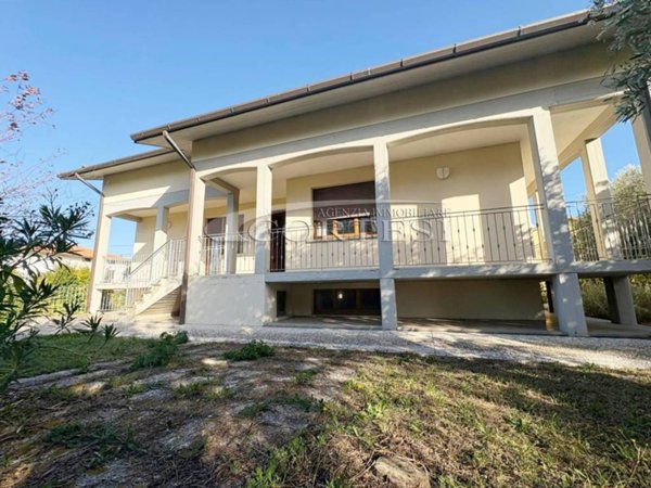 casa indipendente in vendita a San Costanzo in zona Cerasa