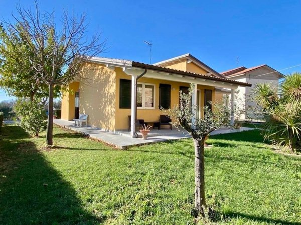casa indipendente in vendita a San Costanzo in zona Cerasa