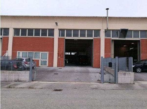 locale commerciale in vendita a San Costanzo