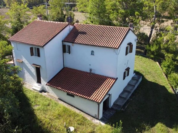 casa indipendente in vendita a San Costanzo