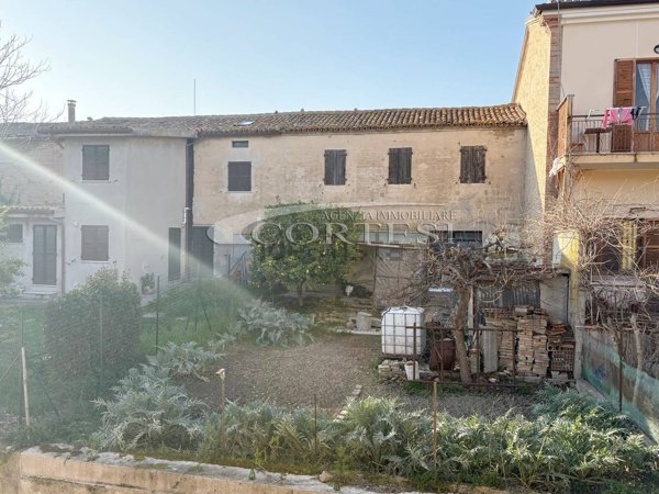 pentavano in vendita a San Costanzo in zona Cerasa