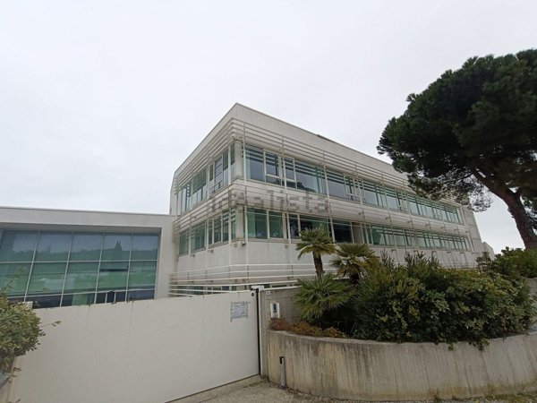 ufficio in vendita a San Costanzo