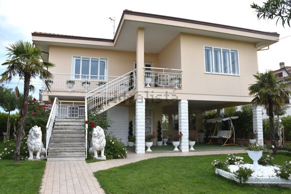 casa indipendente in vendita a San Costanzo