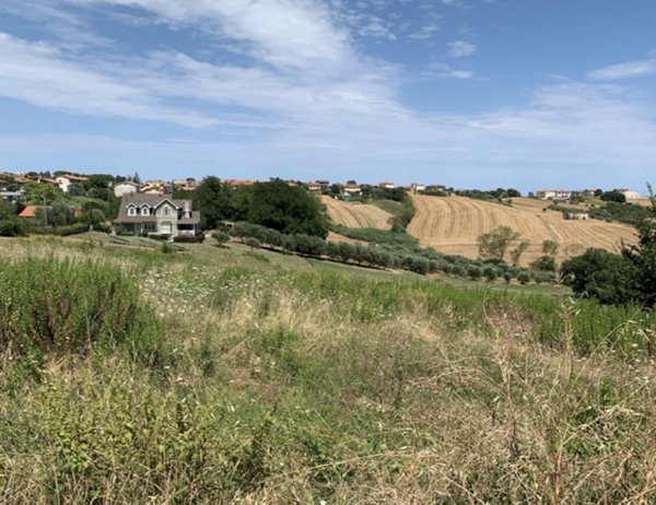 terreno edificabile in vendita a San Costanzo