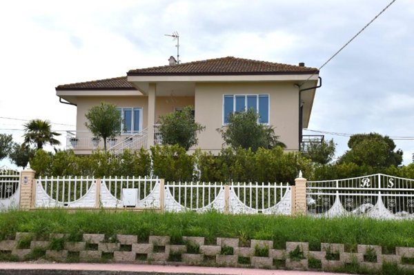 casa indipendente in vendita a San Costanzo