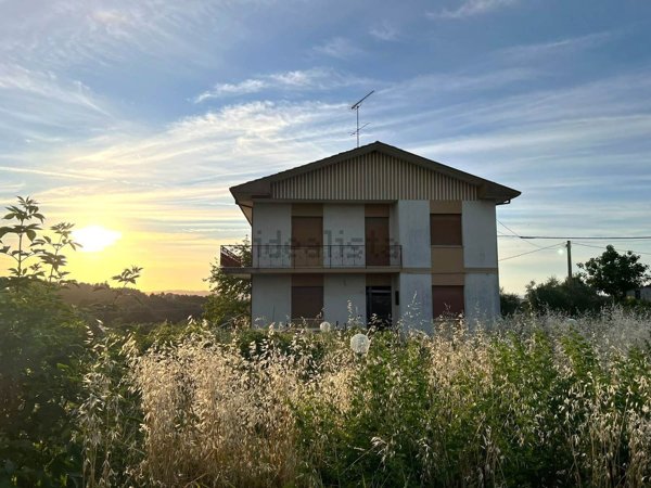 casa indipendente in vendita a San Costanzo in zona Stacciola