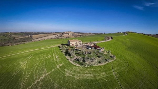 casa indipendente in vendita a San Costanzo in zona Stacciola