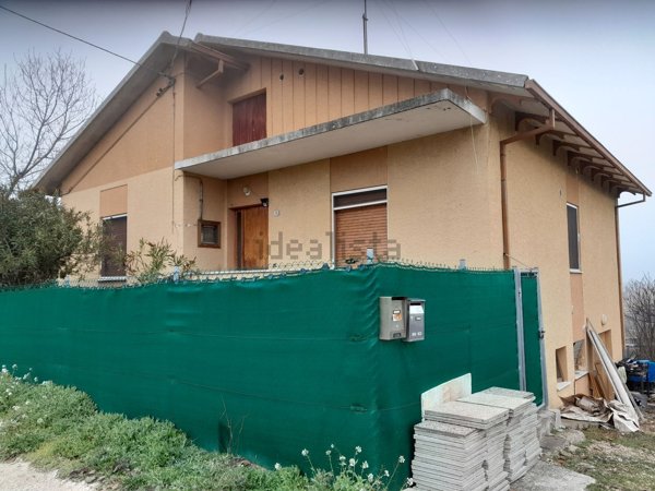 casa indipendente in vendita a San Costanzo in zona Stacciola