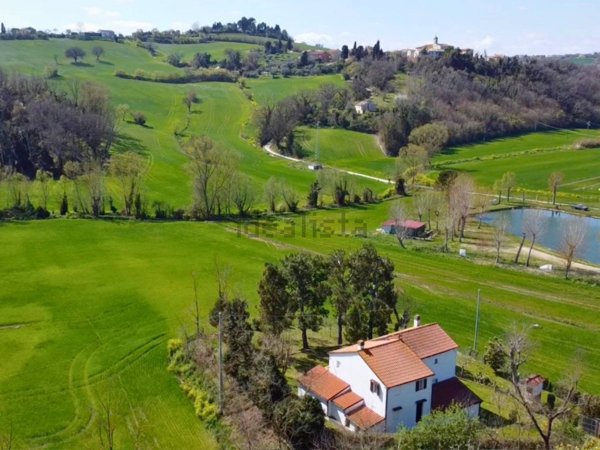 casa indipendente in vendita a San Costanzo in zona Stacciola