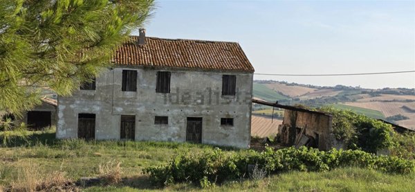 casale in vendita a San Costanzo in zona Stacciola