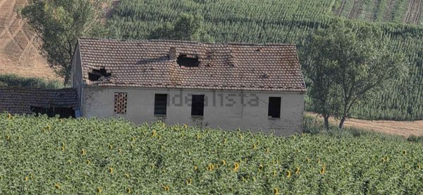 casale in vendita a San Costanzo in zona Stacciola