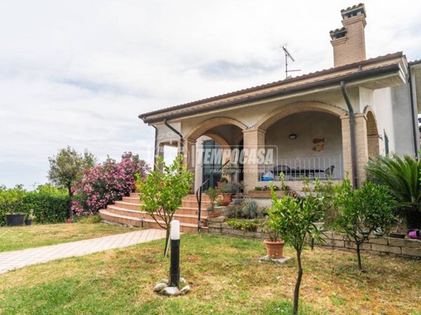 casa indipendente in vendita a San Costanzo in zona Stacciola