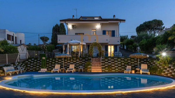 casa indipendente in vendita a San Costanzo in zona Stacciola