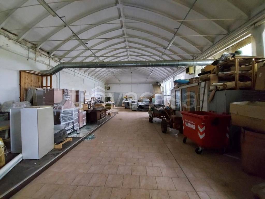 locale commerciale in vendita a Sant'Ippolito