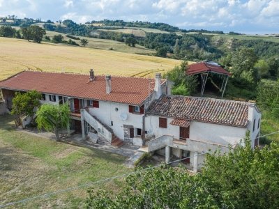 casa indipendente in vendita a Tavoleto