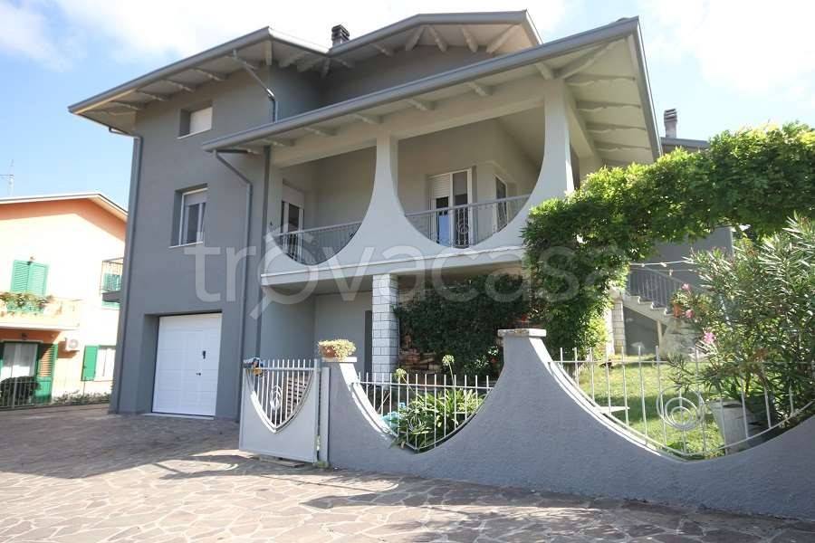 casa indipendente in vendita a Tavoleto