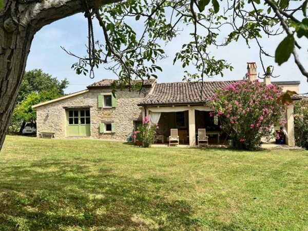 casa indipendente in vendita a Tavoleto