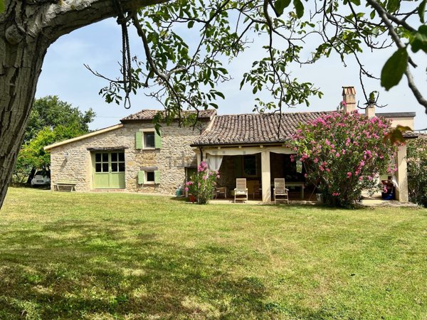 casa indipendente in vendita a Tavoleto