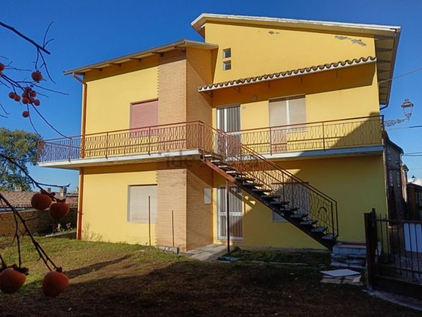casa indipendente in vendita a Tavoleto