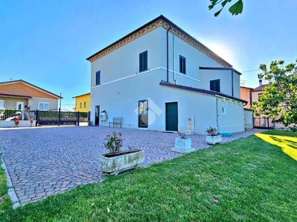 casa indipendente in vendita a Tavoleto